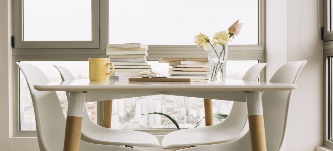 Stół i krzesła w salonie – jak zaaranżować?