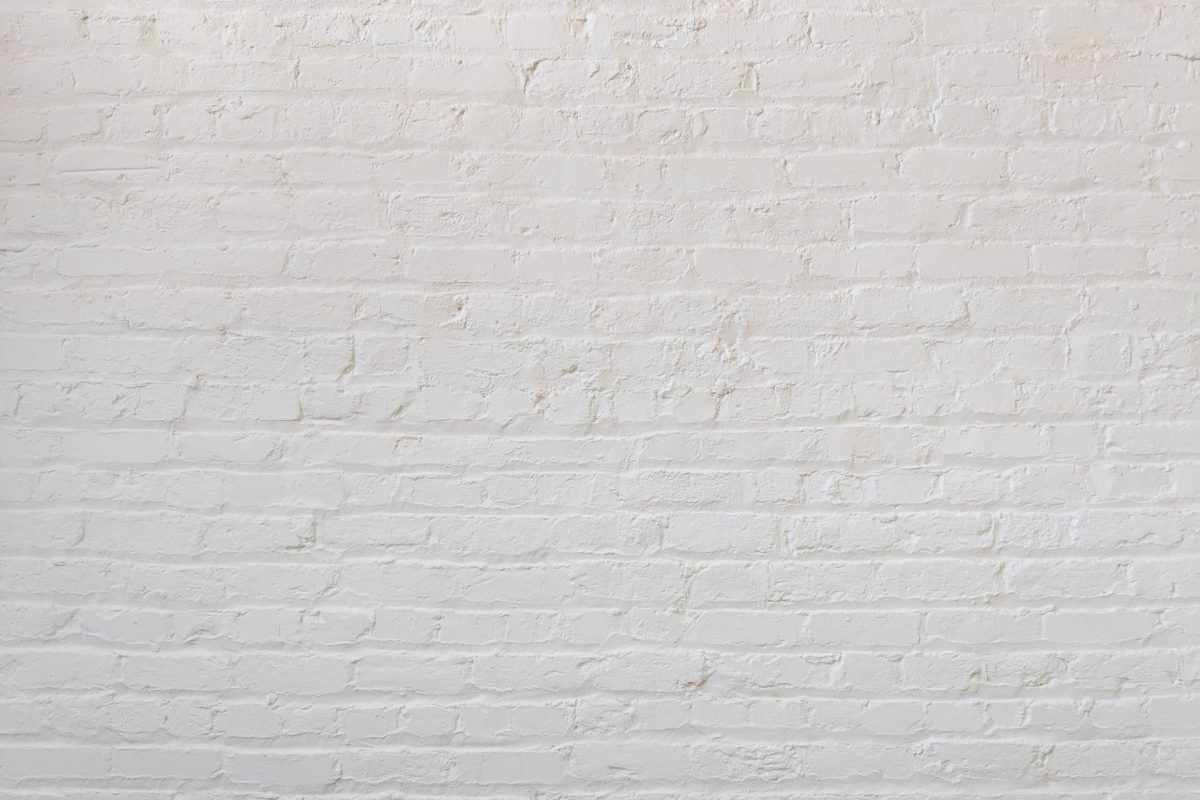 Czym i jak przemalować kolorową ścianę na biało?