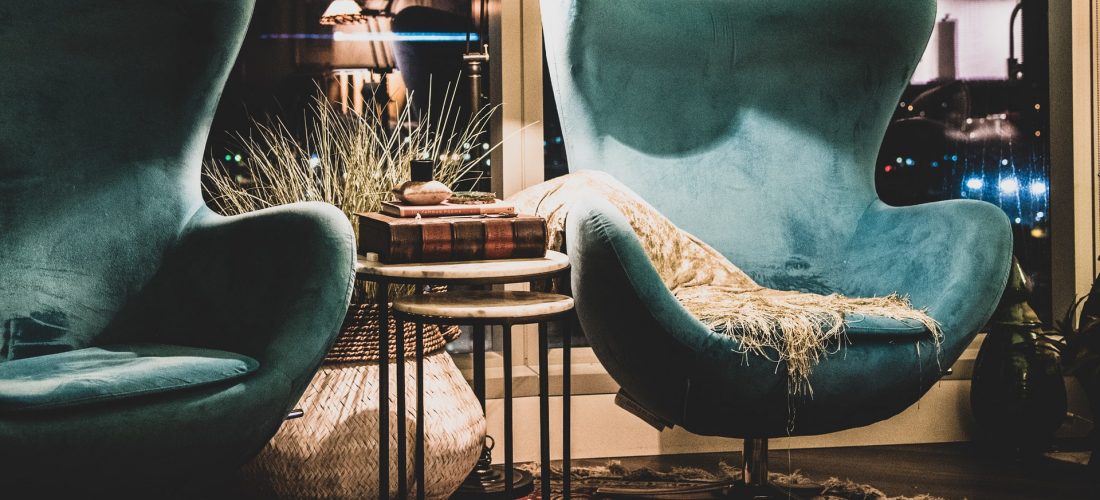Wybór fotela – jakie modele sprawdzą się w nowoczesnym salonie?