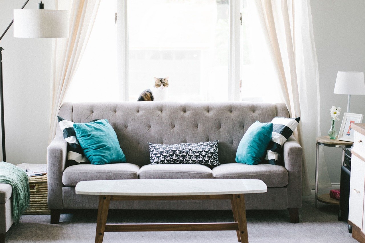 Narożnik czy sofa – co lepiej sprawdzi się do małego salonu?