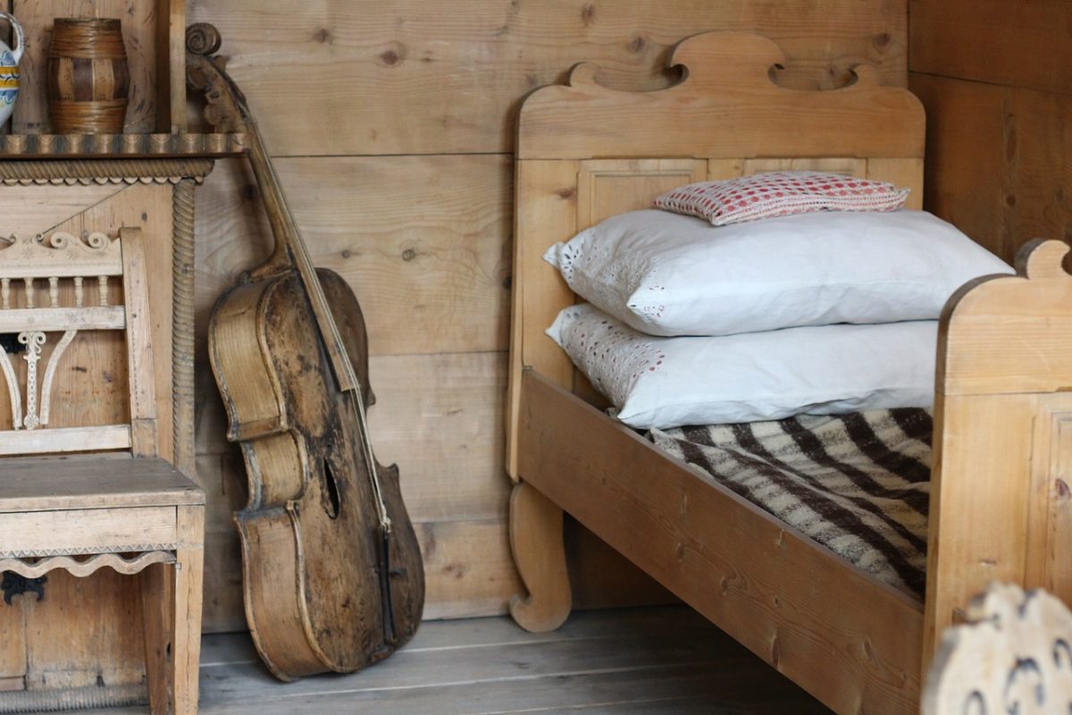Dlaczego warto zainwestować w drewniane łóżka?