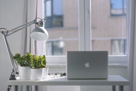 Oświetlenie biurowe: Jakie lampy wybrać, aby poprawić wydajność i komfort pracy