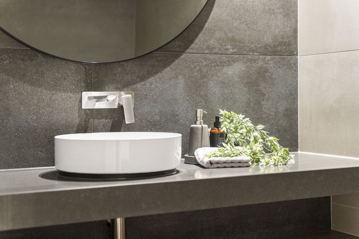 Innowacyjne i estetyczne rozwiązanie dla nowoczesnej łazienki, czyli bateria umywalkowa podtynkowa  