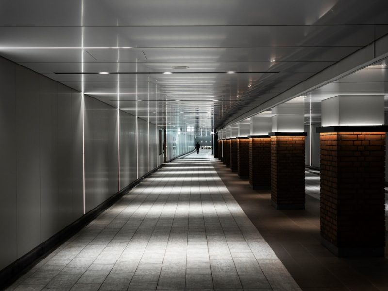 Efektywne i nowoczesne oświetlenie LED – jak wykorzystać technologię szynową w dużych przestrzeniach