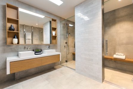 Inspirujące projekty – optyczne powiększenie łazienki dzięki szafkom z lustrem  